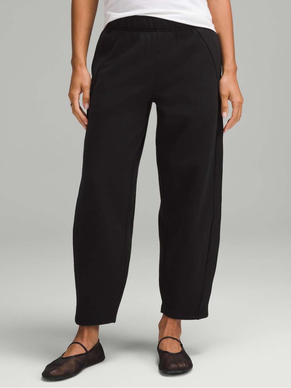 Lululemon Scuba Mid-Rise Barrel-Leg Pant *7/8 Length
Black
Size: XS